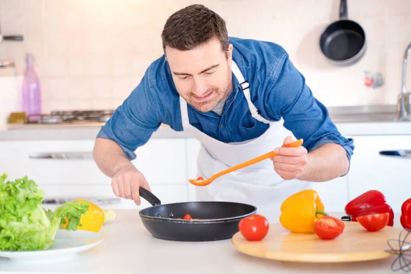 Bonito Homem Cozinhar Cozinha Casa Degustação Alimentos Preparação — Fotografia de Stock