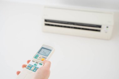 Elle kumandalı klima, enerji tasarrufu için sıcaklığı kontrol ediyor