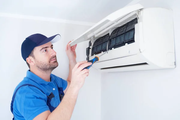 Técnico Instalação Condicionado Parede Casa Para Serviço Hvac — Fotografia de Stock