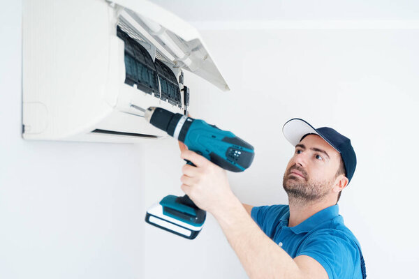 Техник по установке кондиционера на стене дома для обслуживания hvac
