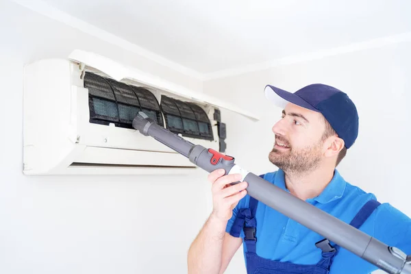 Técnico Limpeza Condicionado Filtro Parede Casa Para Serviço Hvac — Fotografia de Stock