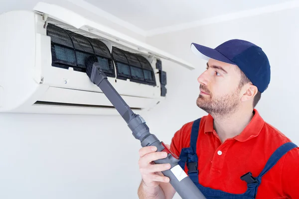 Técnico Limpeza Condicionado Filtro Parede Casa Para Serviço Hvac — Fotografia de Stock