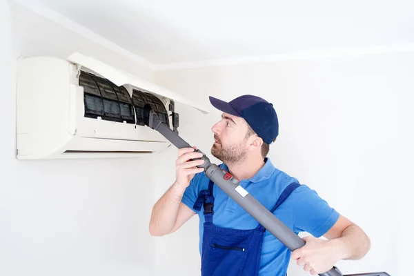 Technician Cleaning Air Conditioner Filter Wall Home Hvac Service — Stock Photo, Image