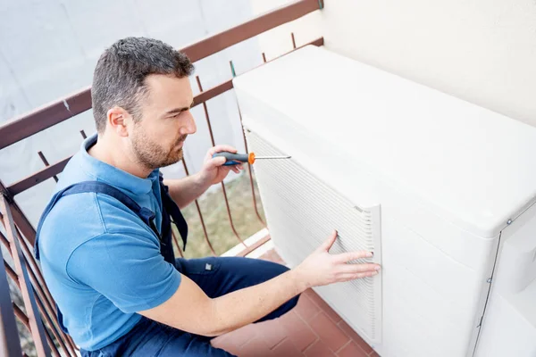 Technicien Installant Condensateur Climatiseur Extérieur Pour Service Hvac — Photo