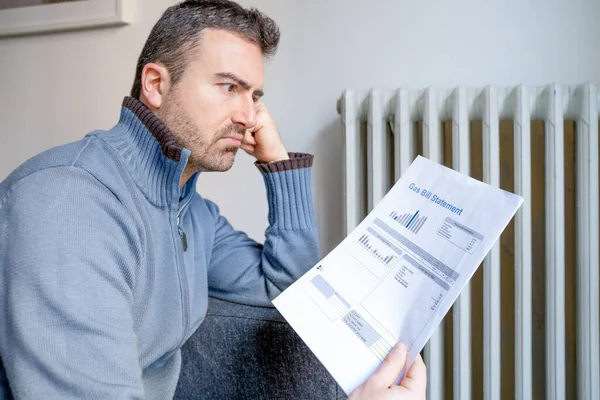 Een Man Bezorgd Rekeningen Lezen Home Verwarming Nutsvoorzieningen Verhoging Kosten — Stockfoto