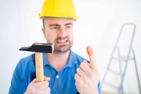 Trabajador Que Sufre Después Lesión Trabajo Sitio Construcción Centran Dedo — Foto de Stock