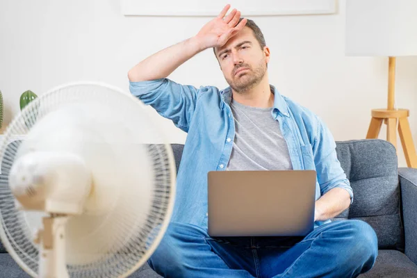 Ένας Άντρας Υποφέρει Από Καλοκαιρινή Ζέστη Στο Σπίτι Προσπαθώντας Δροσιστεί — Φωτογραφία Αρχείου