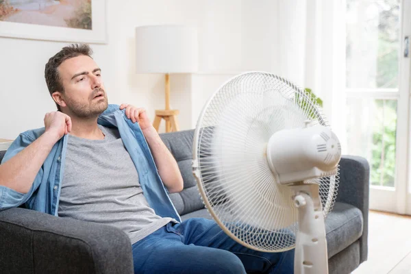 Homem Suando Sofrendo Onda Calor Verão Casa — Fotografia de Stock