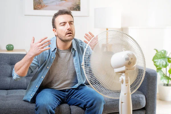 Homem Sofrendo Calor Verão Casa Tentando Refrescar — Fotografia de Stock