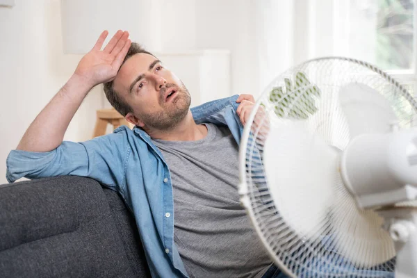 Homem Suando Sofrendo Onda Calor Verão Casa — Fotografia de Stock