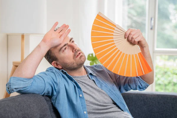 Een Man Die Thuis Last Heeft Van Zomerhitte Probeert Koelen Stockfoto