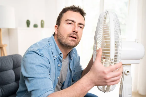 Hombre Que Sufre Calor Verano Casa Tratando Refrescar —  Fotos de Stock