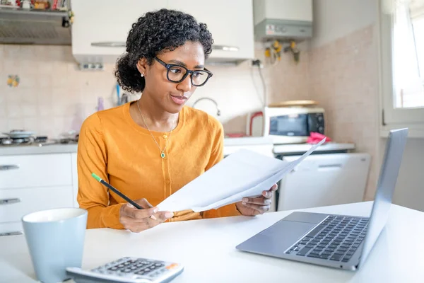 Zwarte Vrouw Werken Berekenen Van Home Budget Keuken Thuis — Stockfoto