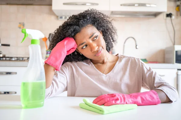 One Tired Black Woman Cleaning Domestic Kitchen — Stock Photo, Image