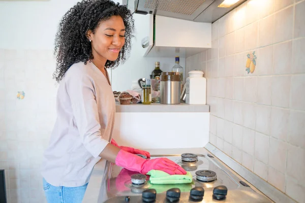 Una Mujer Negra Que Limpia Cocina Doméstica Casa —  Fotos de Stock