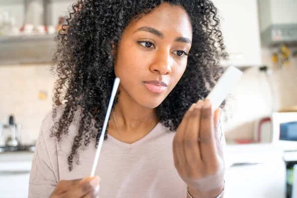 Uma Mulher Negra Fazendo Auto Covid Teste Casa — Fotografia de Stock