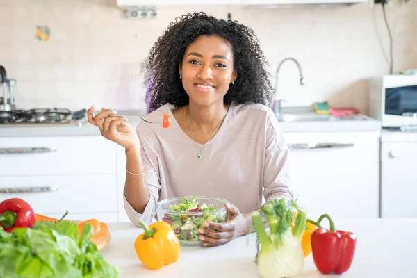 Одна Черная Женщина Готовит Овощной Салат Дома — стоковое фото