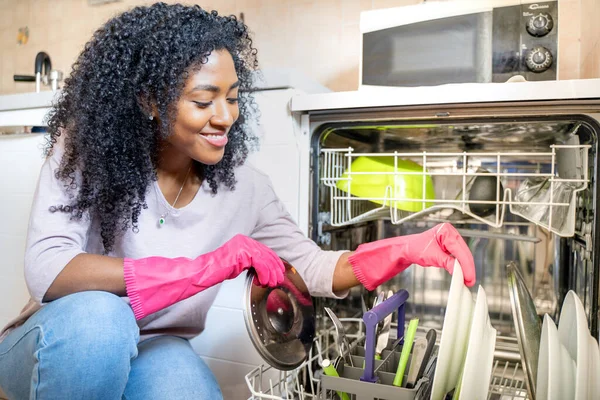 Una Mujer Negra Con Problema Lavavajillas Casa —  Fotos de Stock