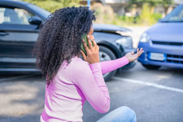 Czarna Kobieta Wzywa Pomoc Ubezpieczeniową Wypadku Samochodowym — Zdjęcie stockowe