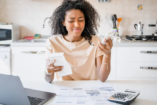 Een Trieste Zwarte Vrouw Met Huis Financiën Probleem — Stockfoto