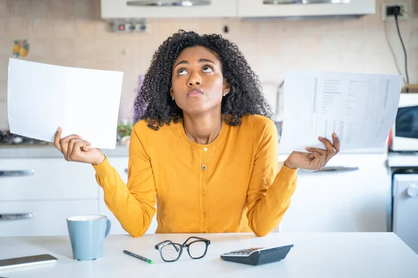 Een Zwarte Vrouw Maakt Zich Zorgen Huiskosten — Stockfoto