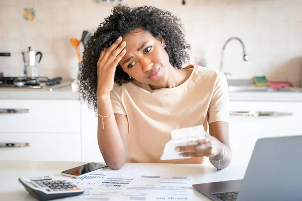 Een Zwarte Vrouw Die Zich Zorgen Maakt Huiskosten — Stockfoto