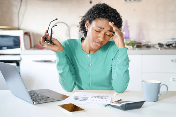 여성은 집에서 머리에 통증을 느끼며 일하고 — 스톡 사진