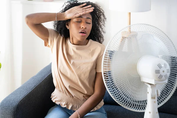 Una Donna Nera Con Ventilatore Sente Molto Caldo — Foto Stock