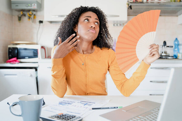 Одна черная женщина пытается освежиться от летней жары