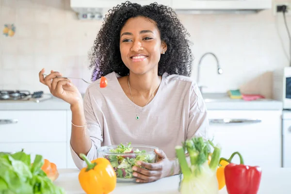 One Black Woman Dieting Eating Vegetables Salad Diet — Stock Photo, Image