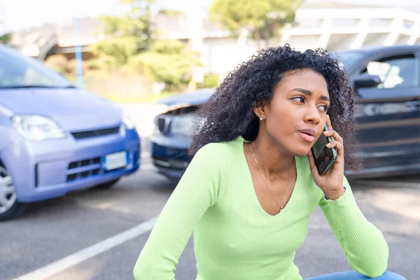 Mulher Negra Chamando Apoio Seguro Após Acidente Carro — Fotografia de Stock