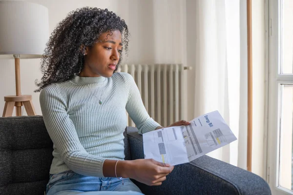 Een Geschokte Zwarte Vrouw Die Zich Zorgen Maakt Huishoudkosten — Stockfoto