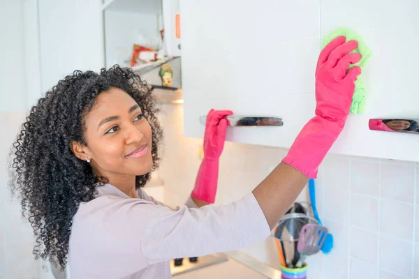 Una Mujer Negra Limpiando Cocina Doméstica Casa —  Fotos de Stock