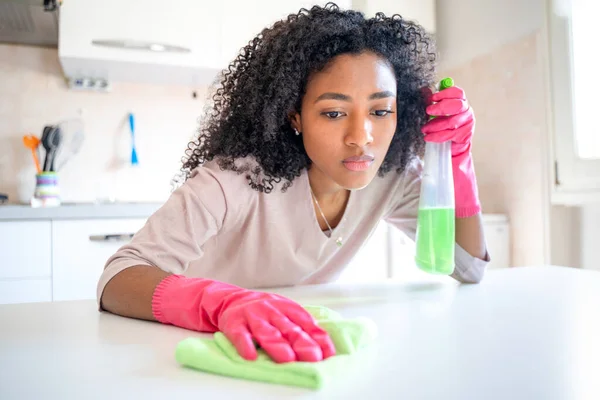 Una Mujer Negra Cansada Está Limpiando Cocina Doméstica —  Fotos de Stock