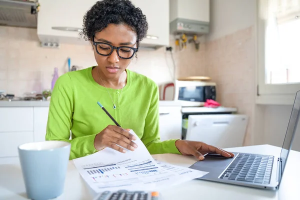 Een Zwarte Jonge Vrouw Berekent Thuis Kosten Werken Thuis — Stockfoto