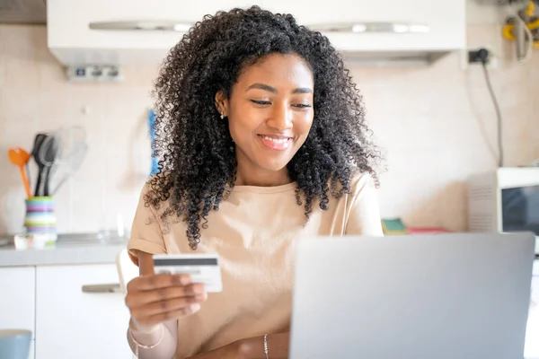 Uma Mulher Negra Feliz Fazendo Compra Cartão Crédito Casa — Fotografia de Stock