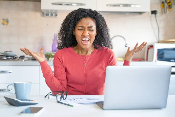 Een Zwarte Vrouw Boos Met Computer Internet Verbinding Probleem — Stockfoto