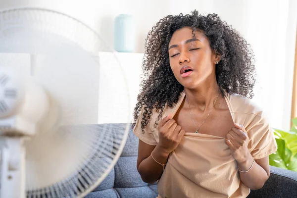 Een Zwarte Vrouw Met Fan Voel Erg Warm Stockfoto