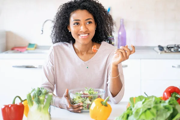 Uma Mulher Negra Preparando Salada Legumes Casa Fotos De Bancos De Imagens