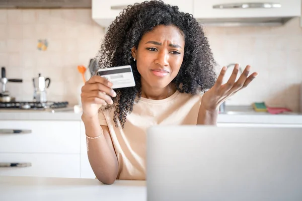 Uma Mulher Negra Chocada Preocupada Com Dívida Cartão Crédito Imagens De Bancos De Imagens