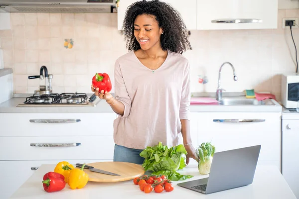 Een Zwarte Vrouw Uitpakken Voedsel Besteld Online Kijken Koken Tutorial Rechtenvrije Stockafbeeldingen