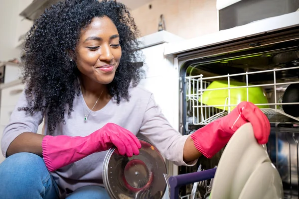 Una Mujer Negra Revisando Lavavajillas Roto Casa —  Fotos de Stock