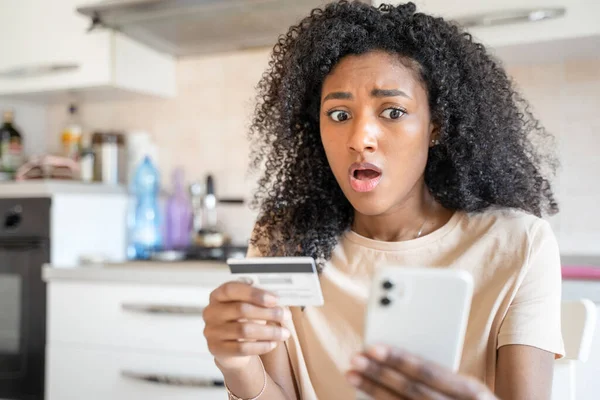 Uma Mulher Negra Triste Com Problema Dívida Cartão Crédito — Fotografia de Stock