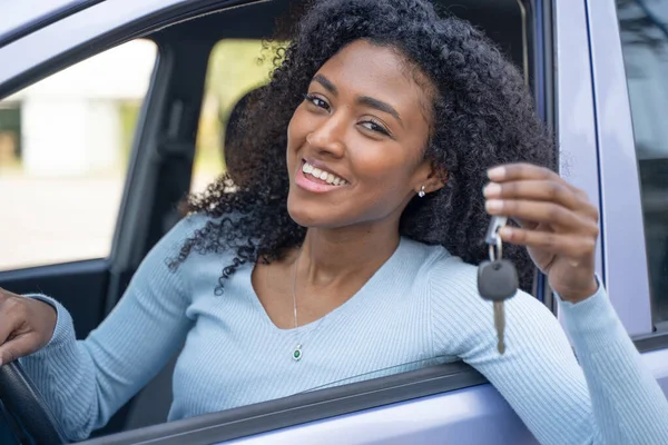 Молодая Черная Улыбающаяся Женщина Показывает Свою Ключевую Машину — стоковое фото