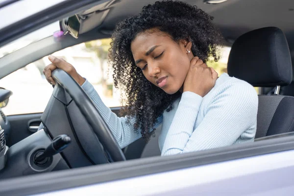 Una Mujer Negra Lastima Cuello Después Accidente Coche — Foto de Stock