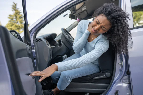 Uma Mulher Negra Num Carro Depois Acidente Fotos De Bancos De Imagens Sem Royalties