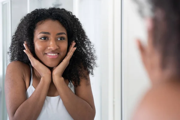 Jong Zwart Vrouw Het Verzorgen Van Haar Huid Stockfoto