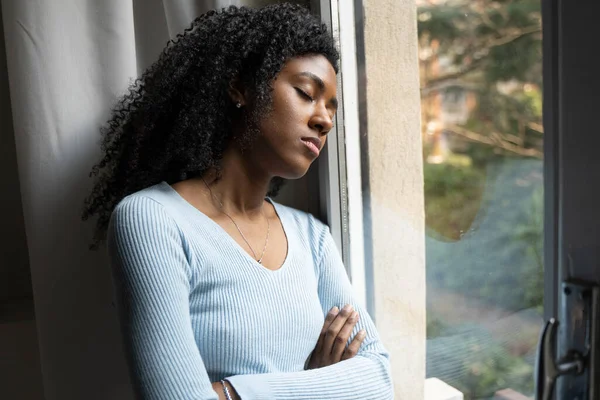 Een Zwarte Vrouw Heel Verdrietig Denkend Voor Het Raam — Stockfoto