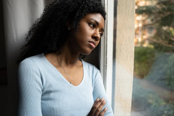 Una Donna Nera Depressa Davanti Alla Finestra — Foto Stock