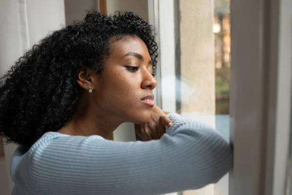 Une Femme Noire Déprimée Devant Fenêtre — Photo